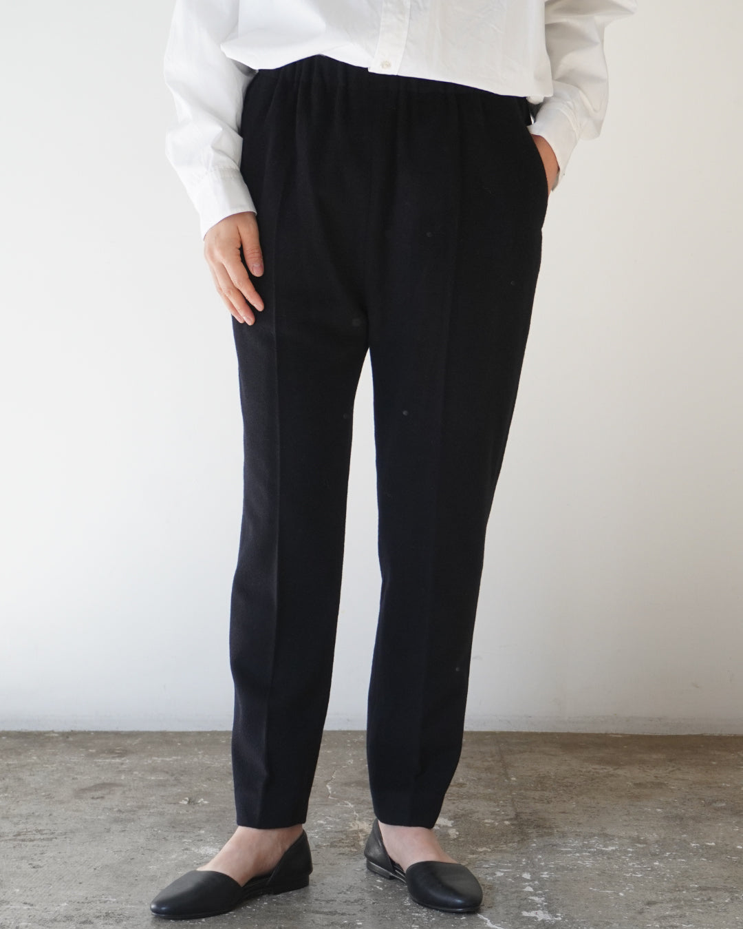 ゴーシュ ウールベロア テーパードパンツ /  ブラック