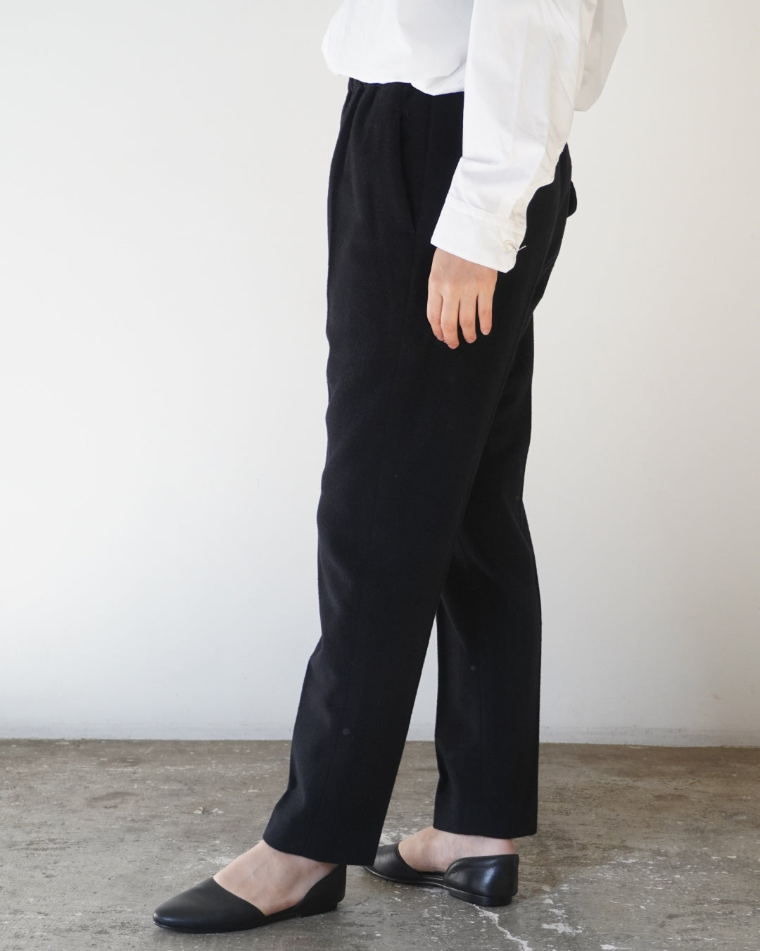 ゴーシュ ウールベロア テーパードパンツ /  ブラック