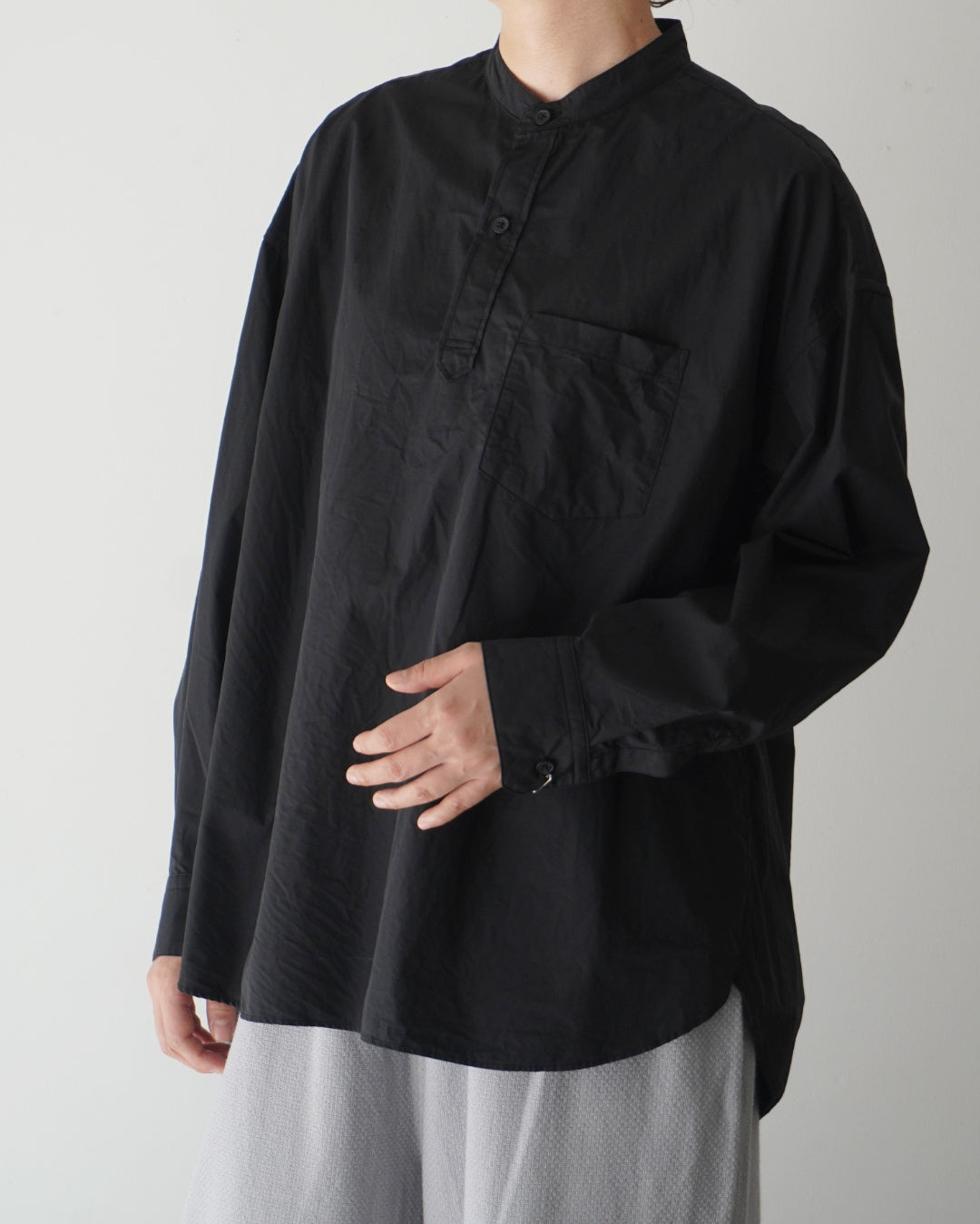 ゴーシュ ピマタイプライター ボタンプルオーバーシャツ / ブラック